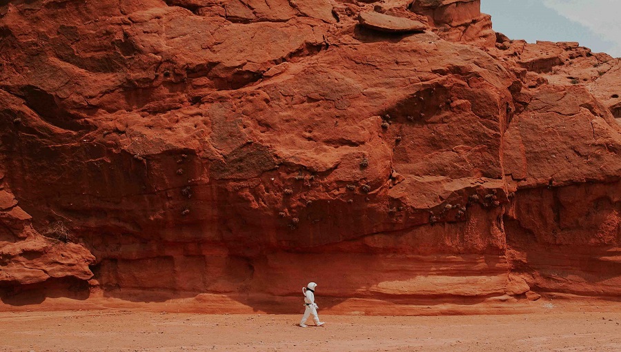 Űrhajós vörös szikláknál