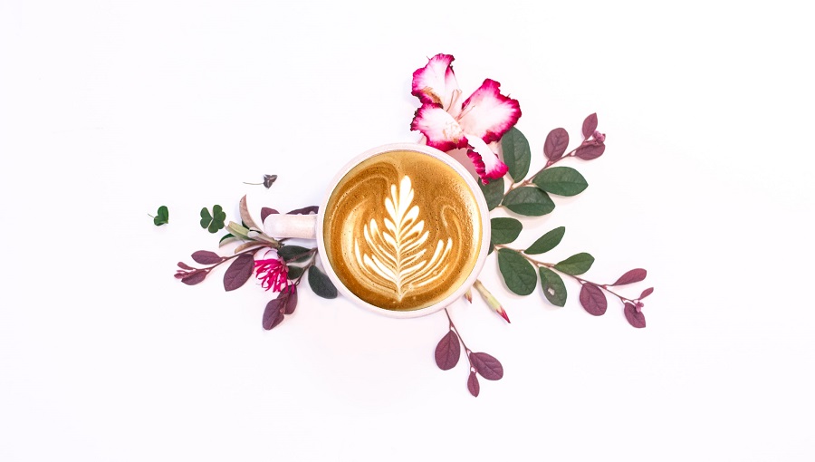 cappuccino és virágok