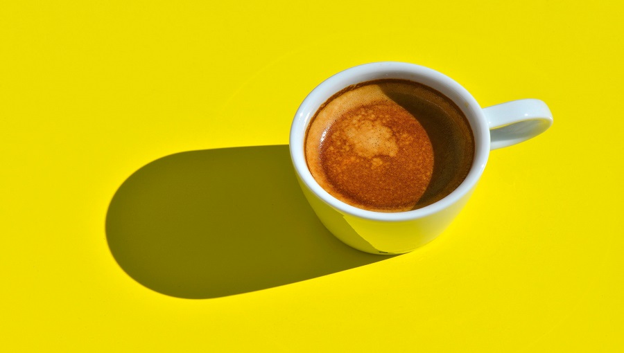 csésze kávé sárga háttérrel