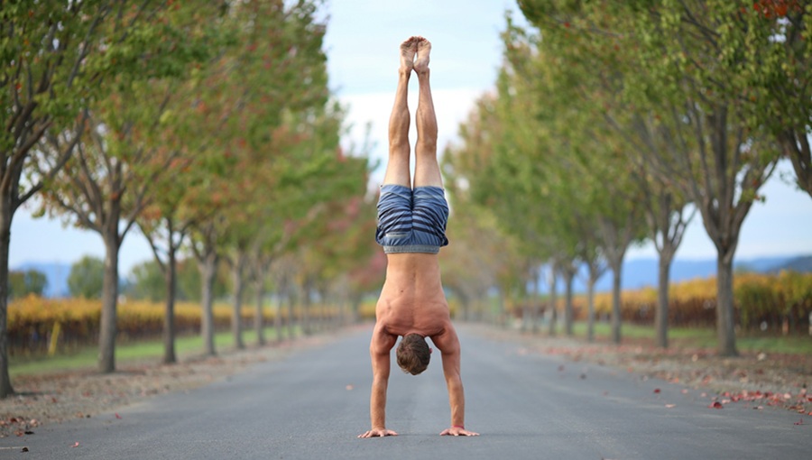 Lassulj, mégse állj meg – hogyan maradj aktív, amikor bekuckózna a tested? handstand