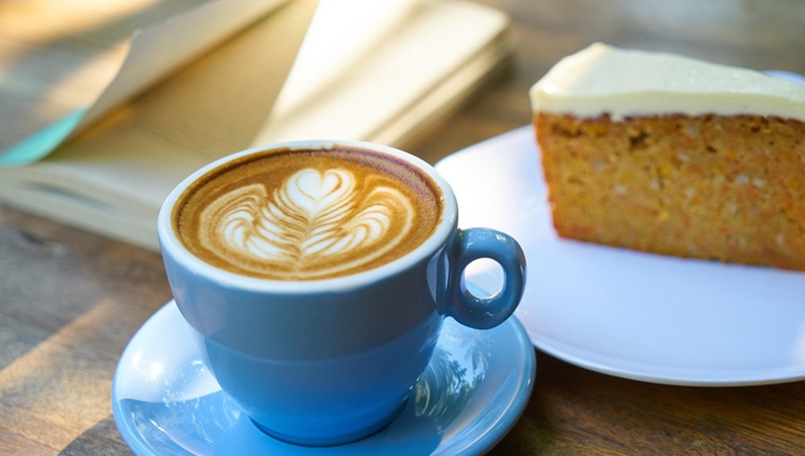 Hungarikumok és Könyvklub a Bergmann Cukrászdában tejeskávé sütemény könyv