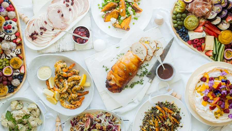 Új ízekkel és találkozásokkal jön a TASTE BALATON Fesztivál étterem ételek terített asztal