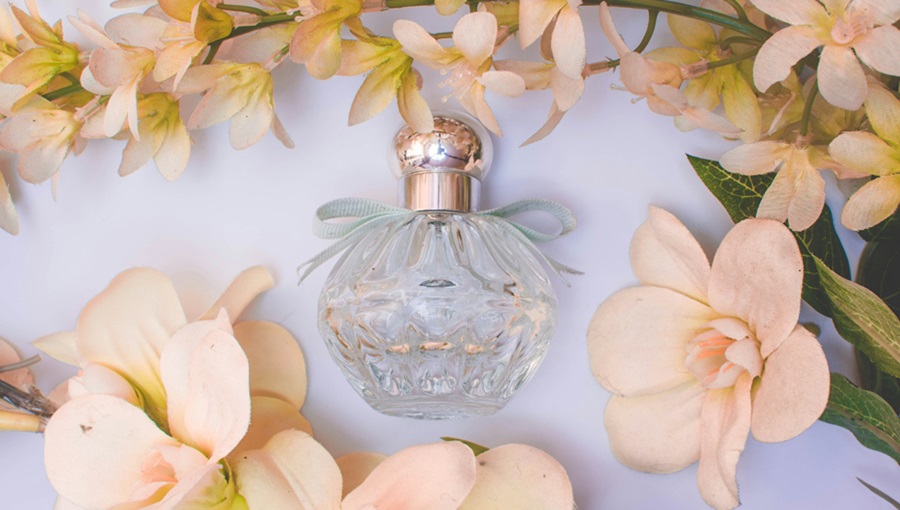 parfüm és virágok