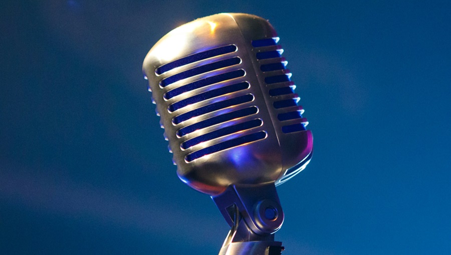 mikrofon kék háttérrel