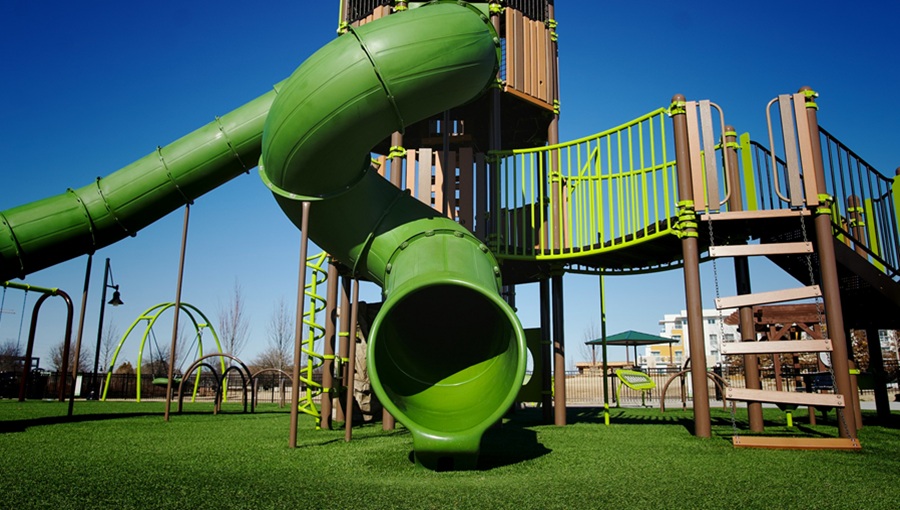 zöld csúszda játszótér