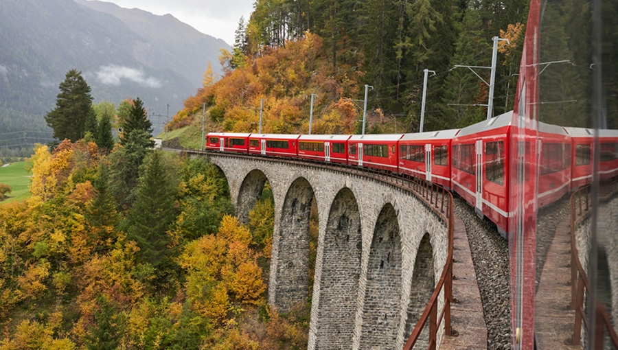 Felfutó vasúti élmények Európában 2026-tól svájci vonat híd hegyek