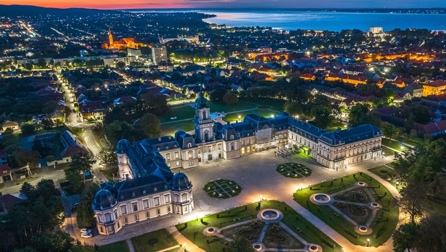 Januári mesefalu a Festetics-kastélyban keszthely éjjel télen