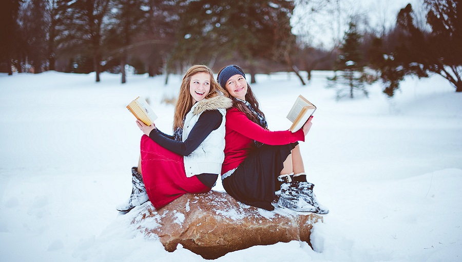 2 nő havas tájban