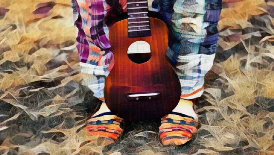 színes nadrág és cipő, ukulele, füves rét