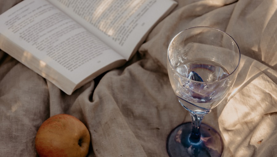 könyv bor alma terítőn