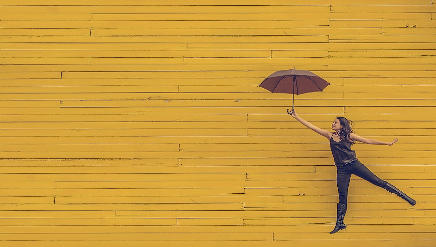 nő esernyő repül okker téglafal