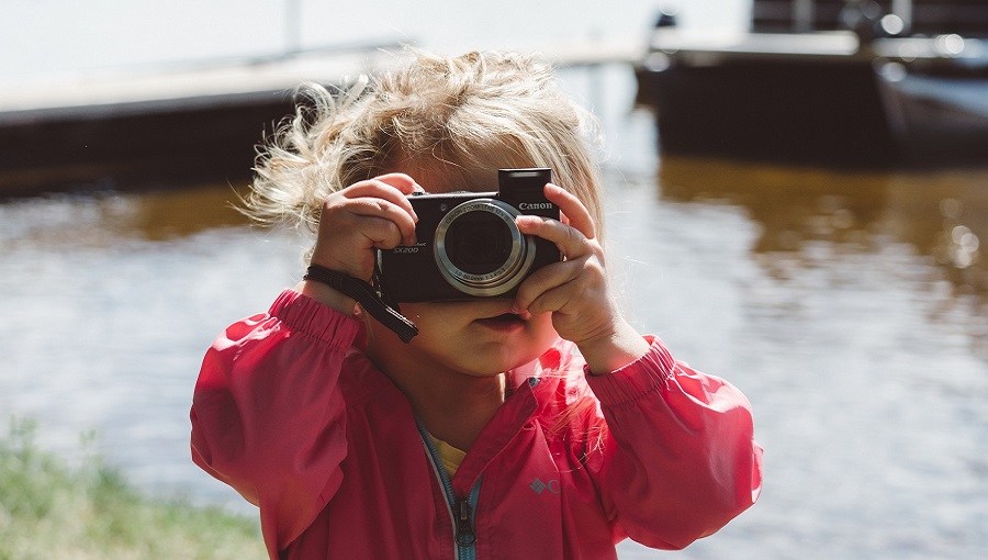 kislány kabát fényképező tó kikötő