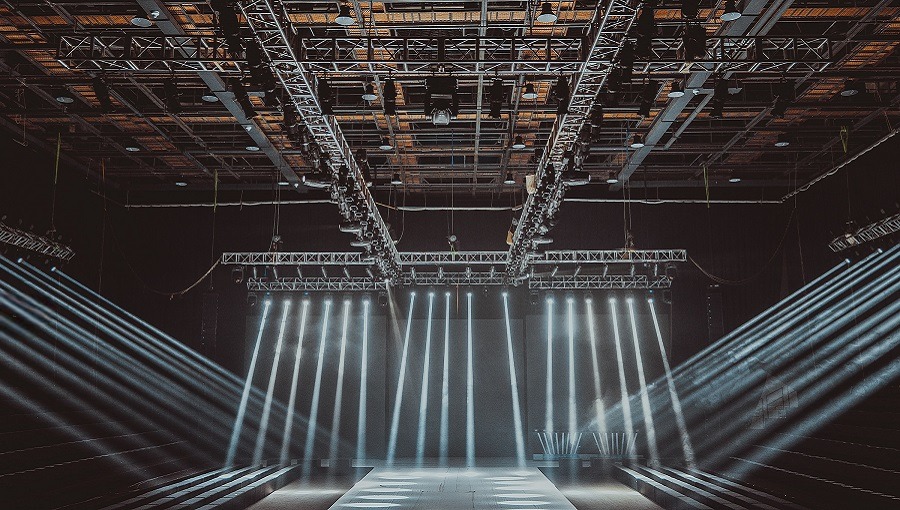 színpad és reflektorok