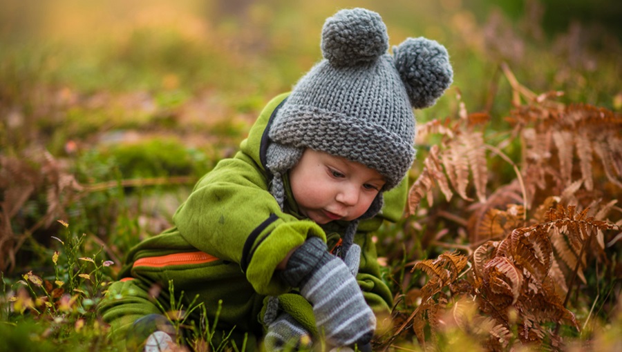 pompom sapkás kisgyerek a téli tájban