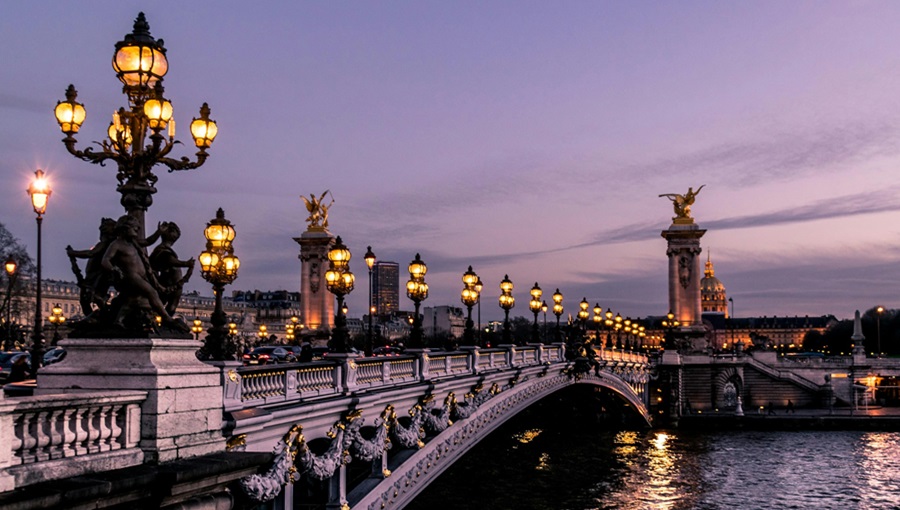 párizsi híd rózsaszínben