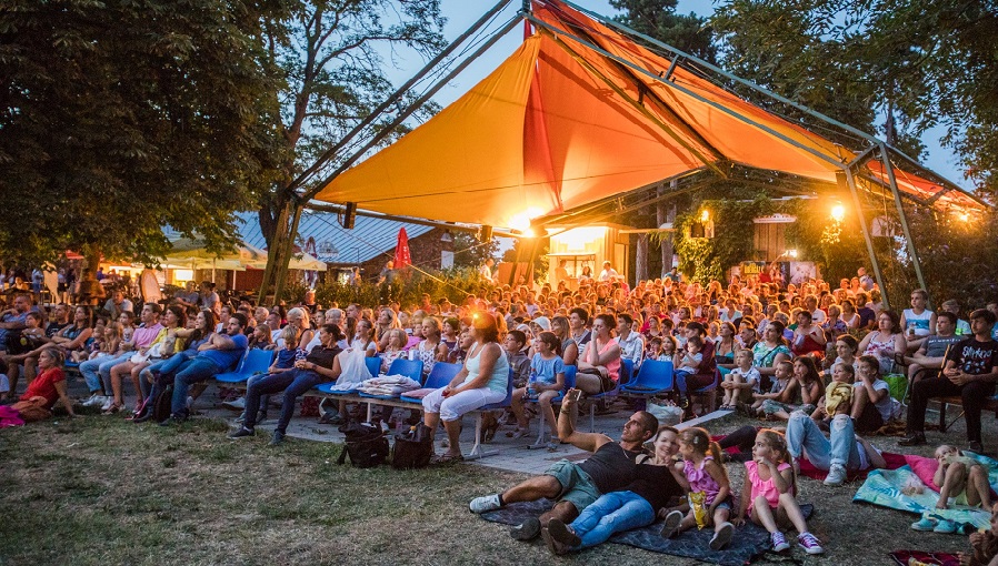 A kertmoziknak ma is bája van