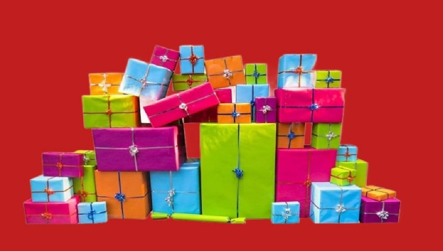 piros háttér előtt színes ajándékcsomagok