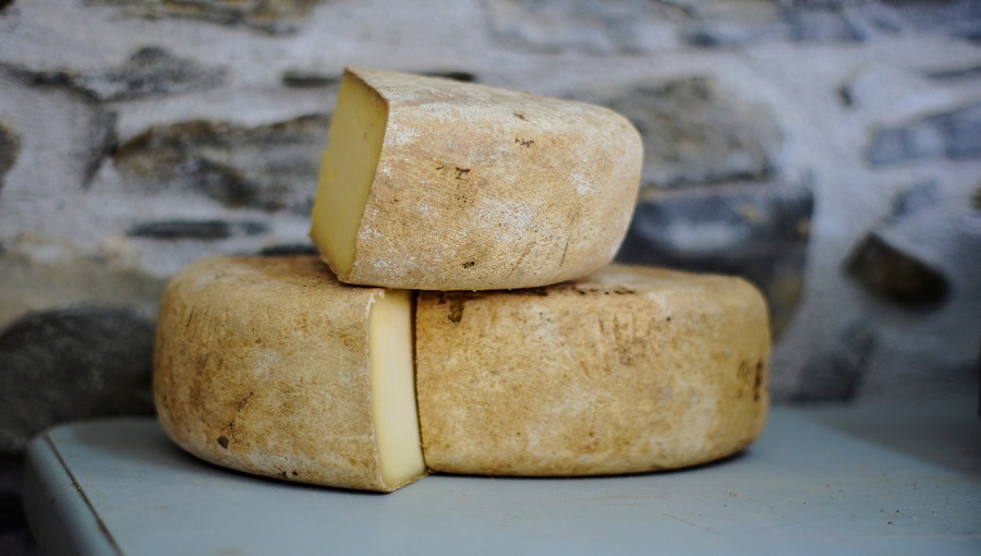 három feltornyozott sajttömb
