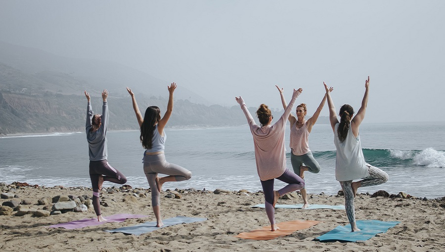 női jógázók a tengerparton 