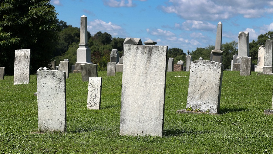 füves temető üres sírtömbökkel