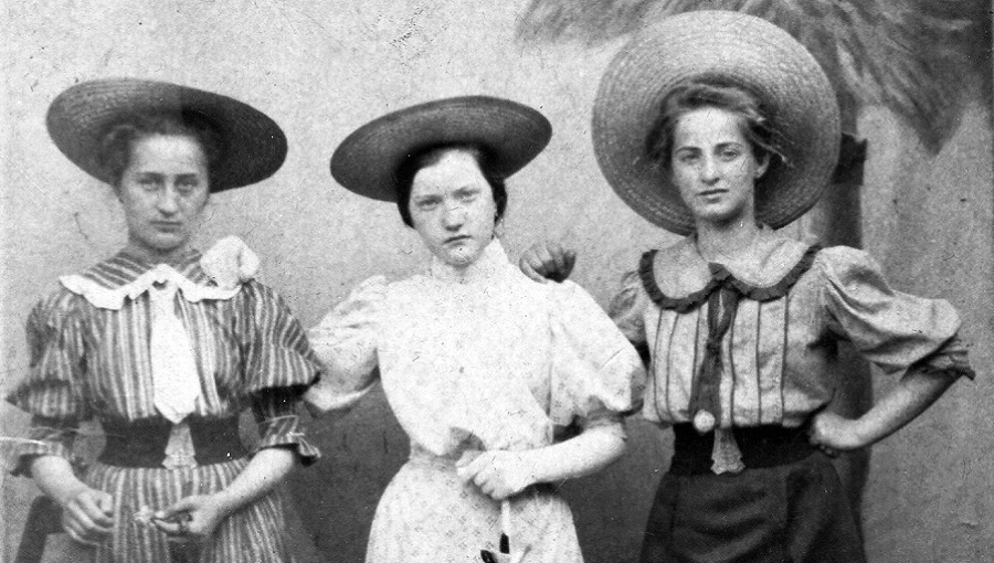 fortepan fotó 3 kalapos nőről 