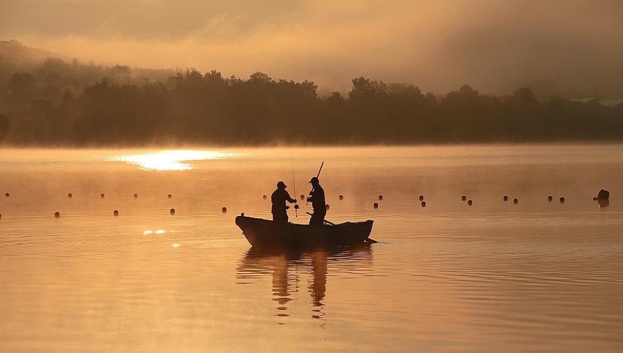 horgászok csónakban hajnalban