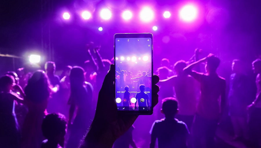 mobil zene emberek fesztivál