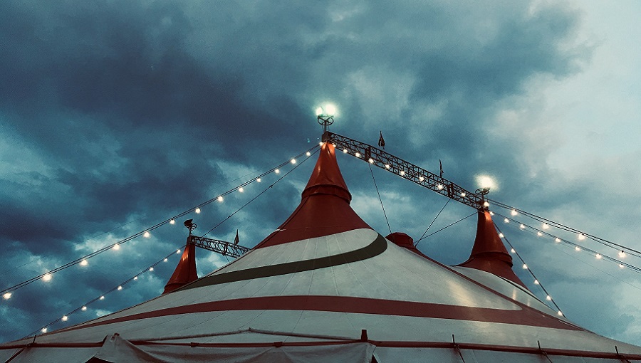 cirkusz tető borús ég