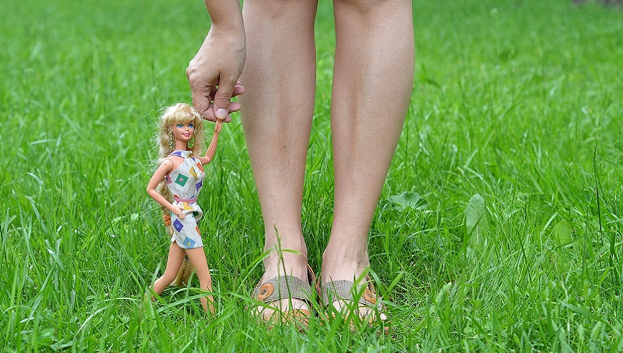 barbie baba a fűben