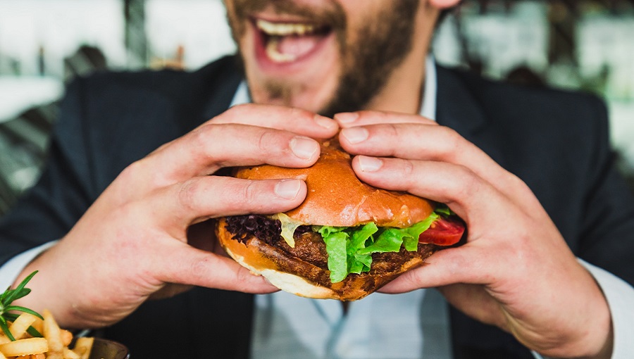 hamburger fries szakállas férfi