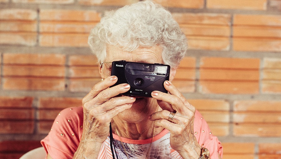idős néni szembe fotóz