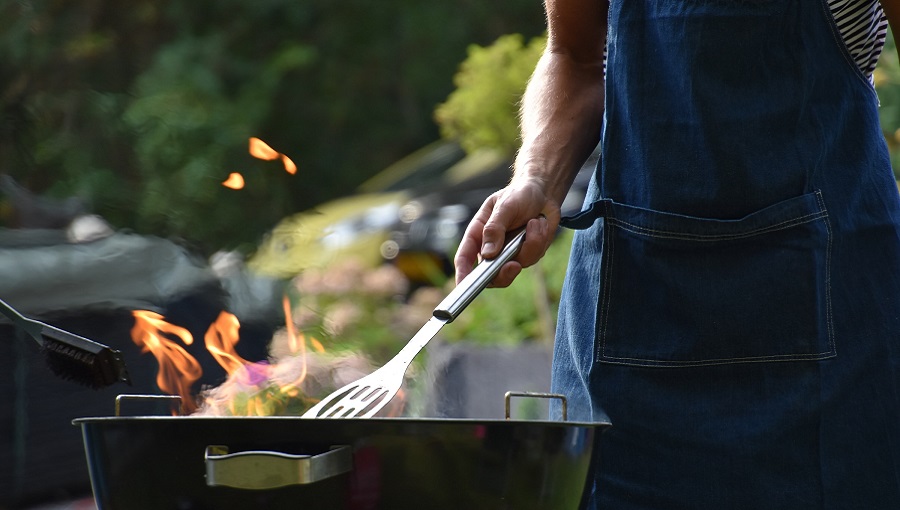 férfi grillezik szikrák