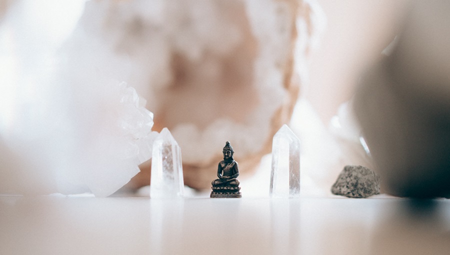 buddha szobor kristályok