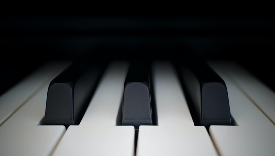 zongora billentyűk sötét háttér