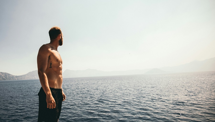 férfi félmeztelen vízpart