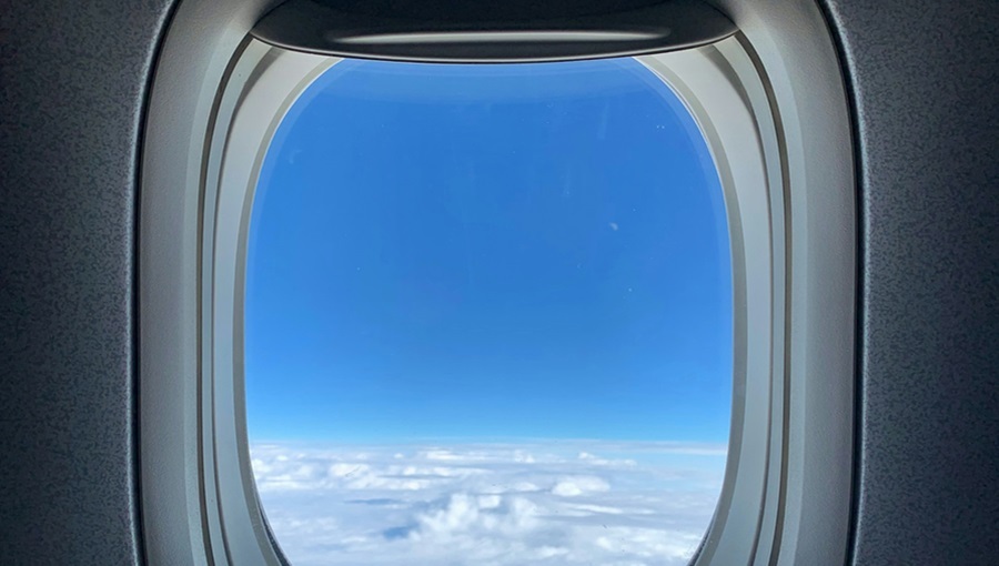 repülőgép ablak felhők