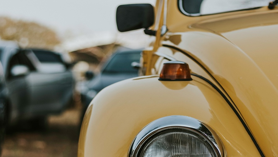 sárga vw beetle