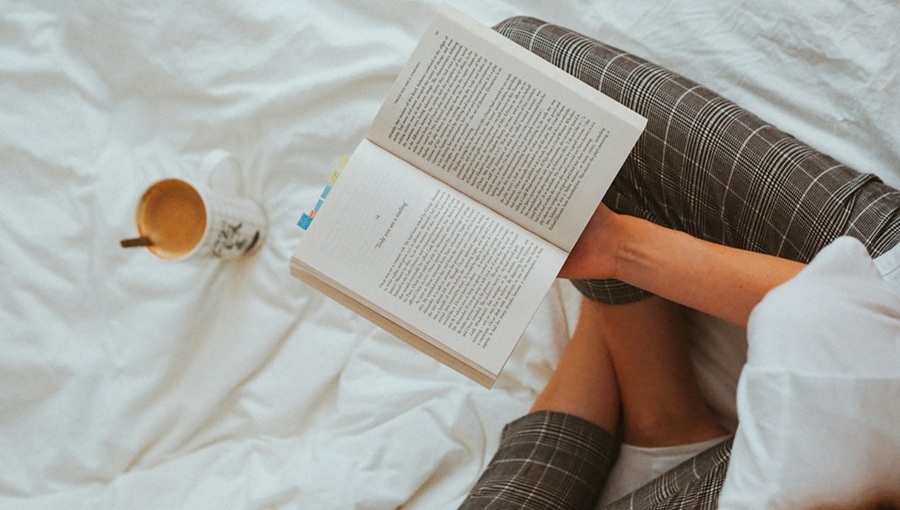 Könyves akció a Balaton körül olvasás csésze ágy