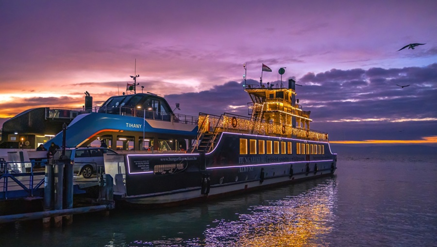 Ünnepi fények a Balatonon: idén is közlekedik a BAHART Fénykompja tihany fénykomp