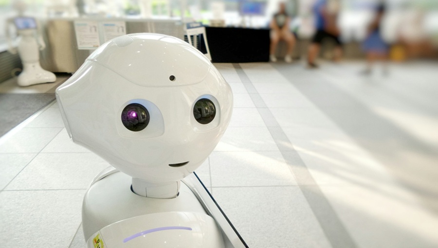 Gyorsuló technológia, növekvő felelősség: mit hoz 2026? fehér robot iroda