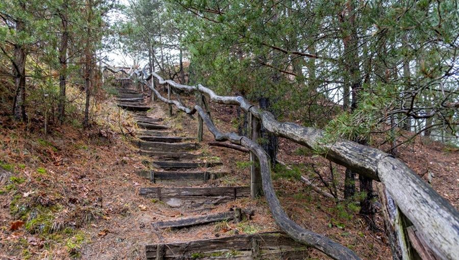 Tavaszi túrák a Balaton körül: Csobánc és a Hévízi-tó titkai tavaszi túra falépcsők