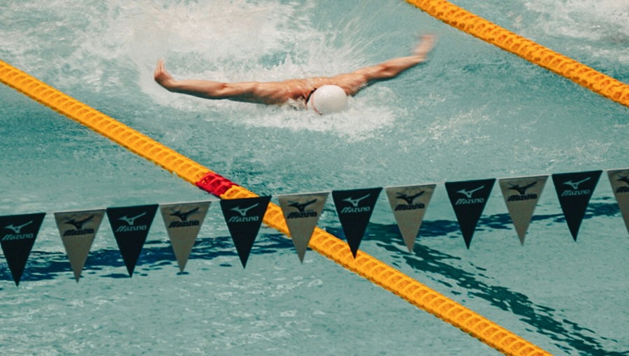 Több mint tízezer úszót véd a világ leghosszabb tavi hajófolyosója swimming pool