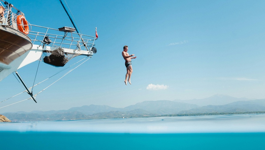 A Balaton legnagyobb vitorlásünnepe visszatér sailing men jump